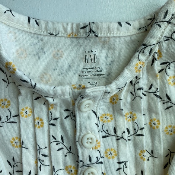 babyGAP Ruffle one-piece - Picture 2 of 2